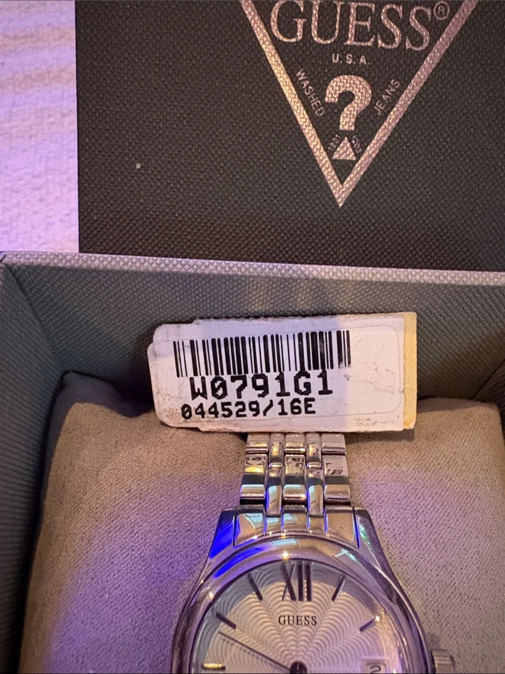 Guess sleek wristwatch